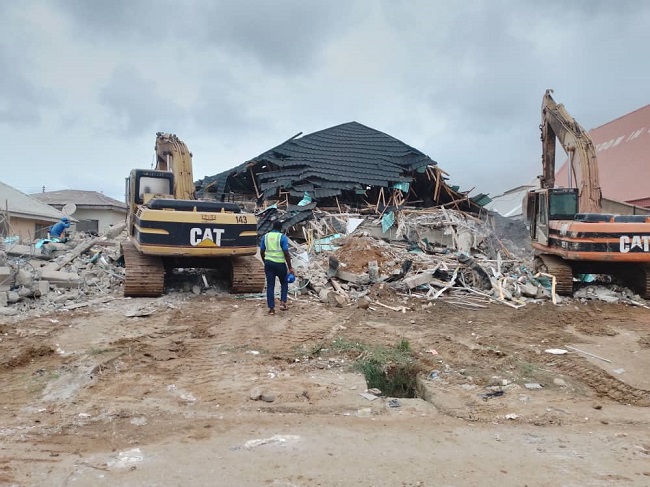 'Many' trapped as Abuja shopping mall collapses
